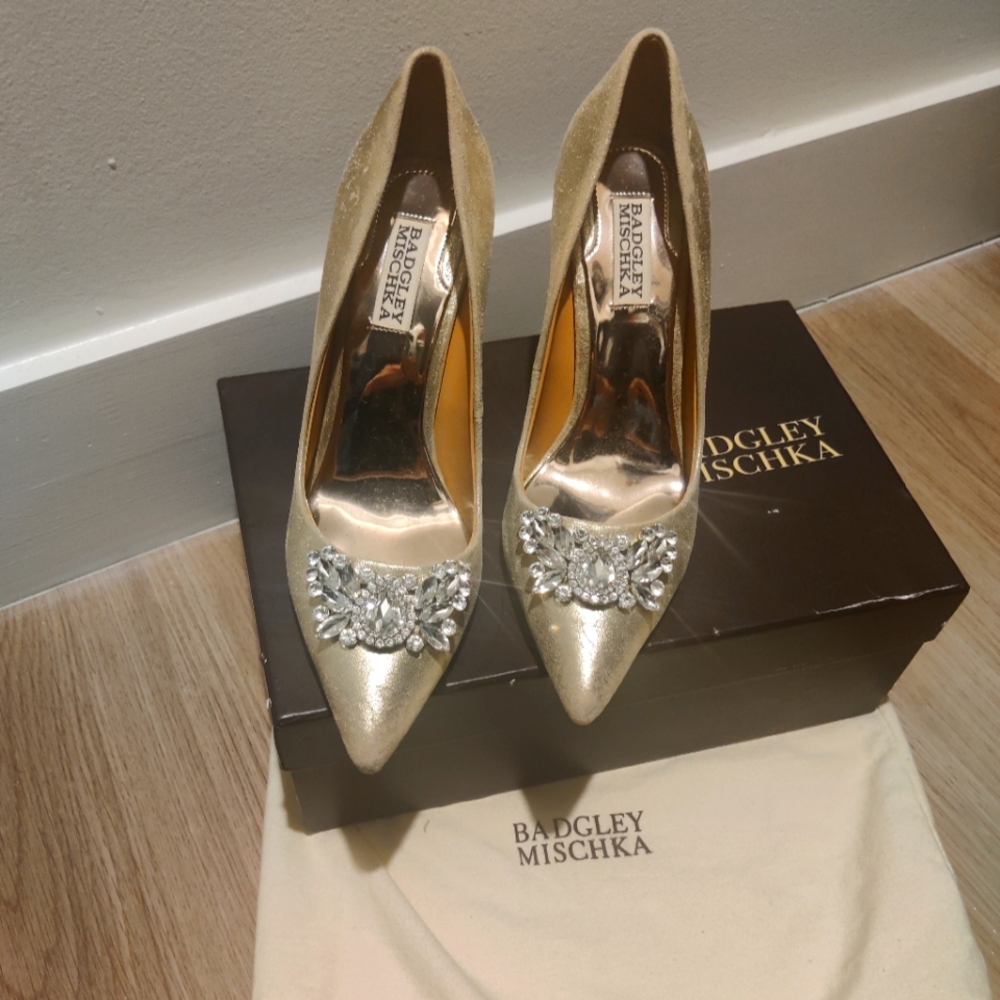 Badgley Mischka Serra Pump